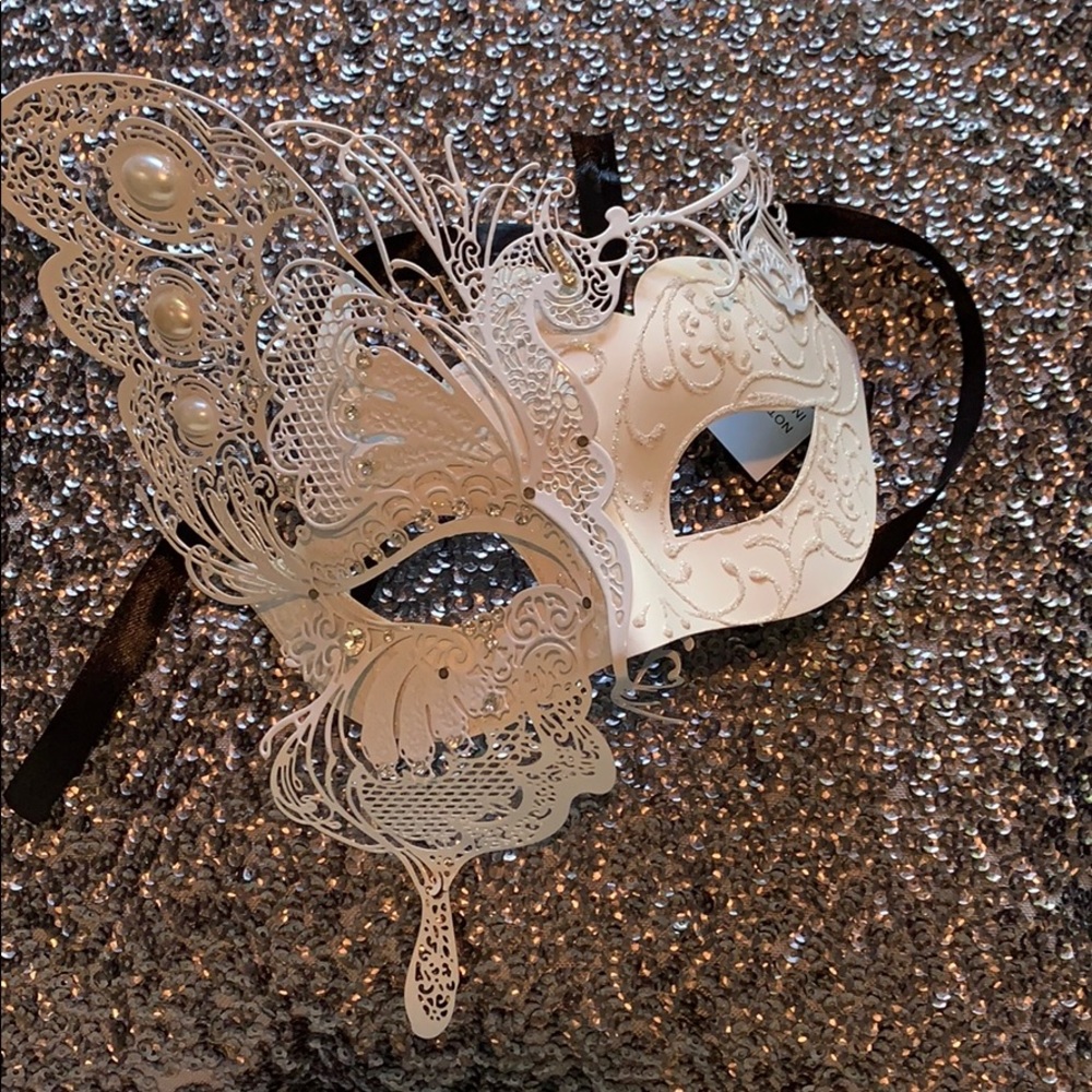 White pearl & sparkle mascaraed mask